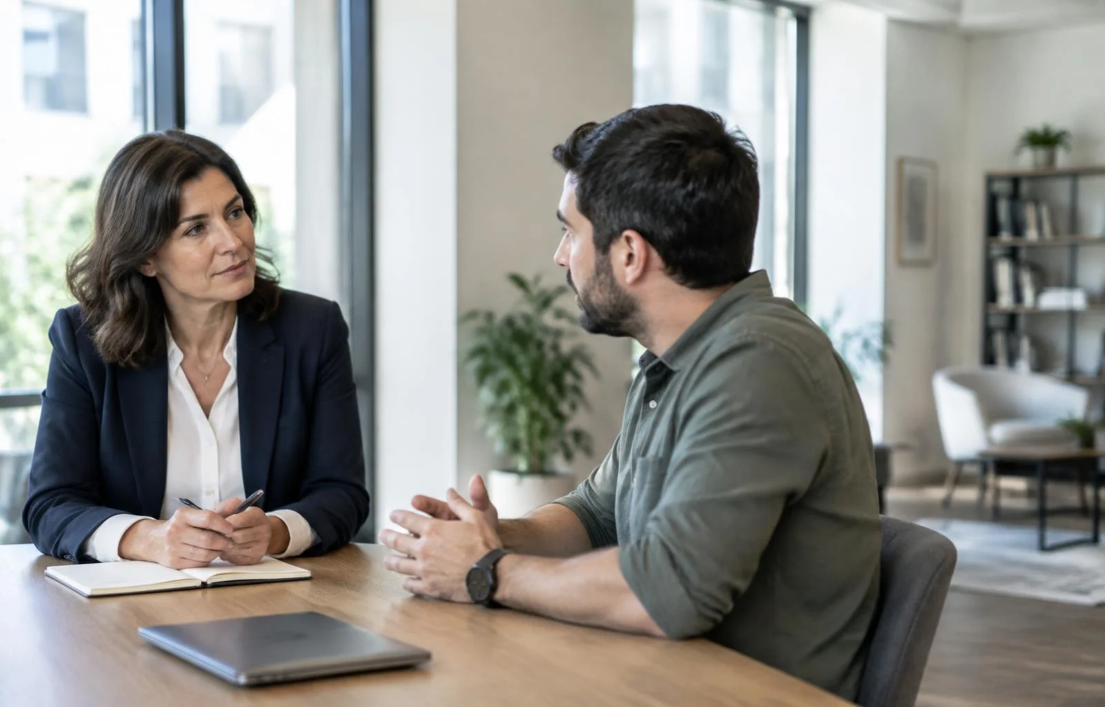 Une manager échange avec un collaborateur lors d'un entretien individuel, une situation travaillée en formation management d'équipe.